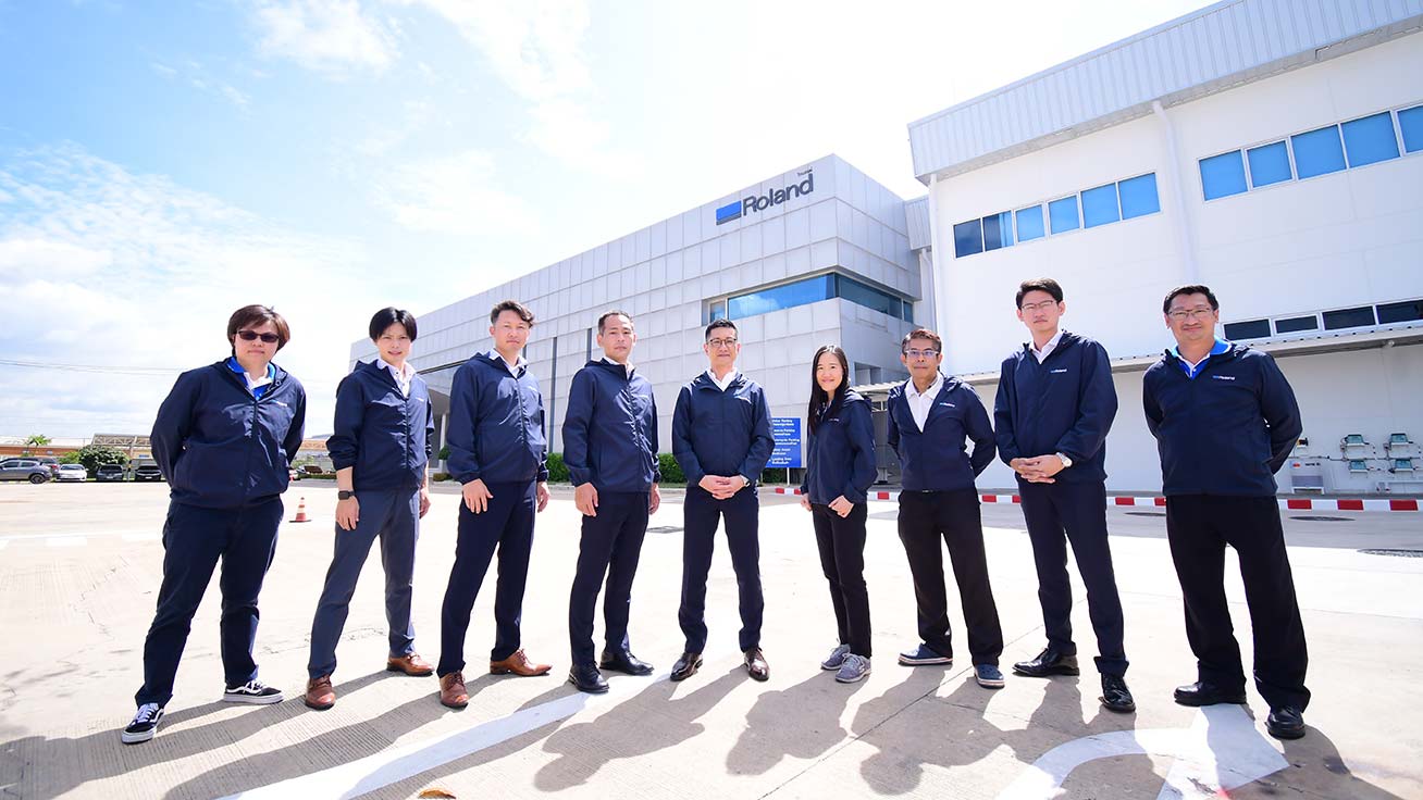 工場の生産・調達を支えるタイのマネージャーや日本から出向したスタッフと