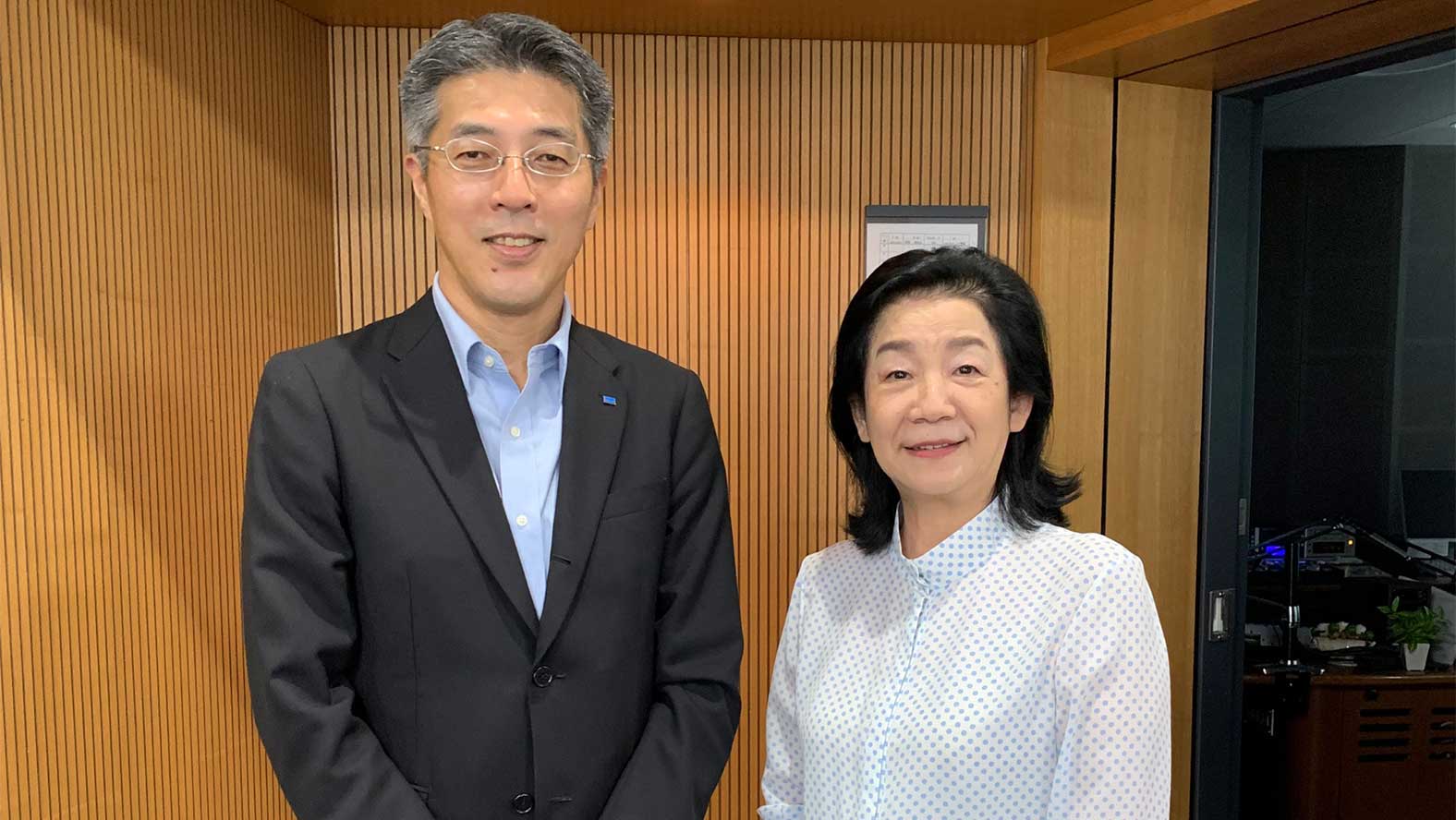 DGSHAPE株式会社社長の尾藤(左)とパーソナリティの村松尋代さん(右)