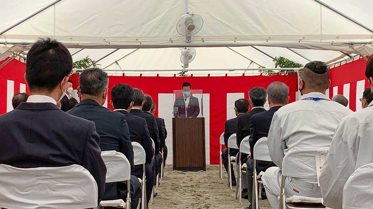 挨拶に立った社長の田部