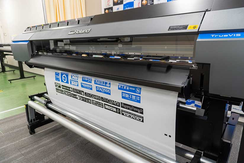 Producing racing car stickers with the TrueVIS VG3-640 wide-format inkjet printer/cutter