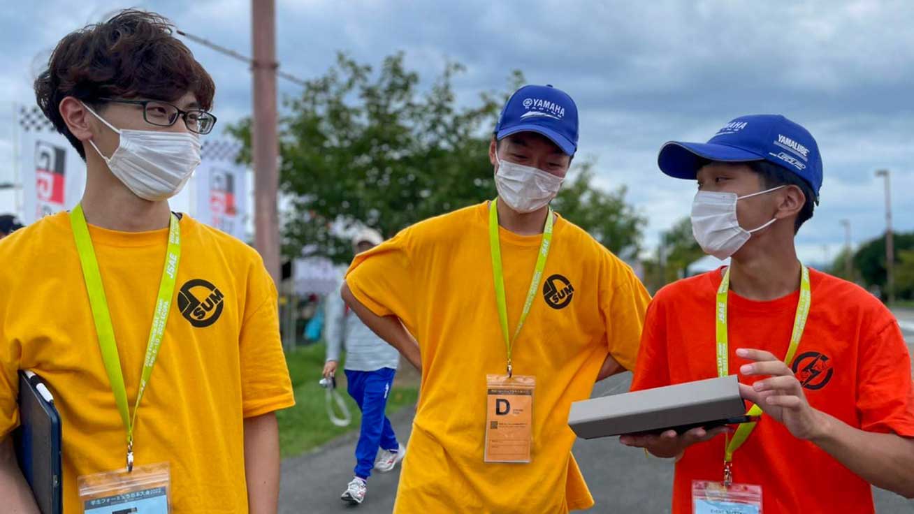 オリジナルTシャツを着用して大会に臨む静岡大学学生フォーミュラチーム