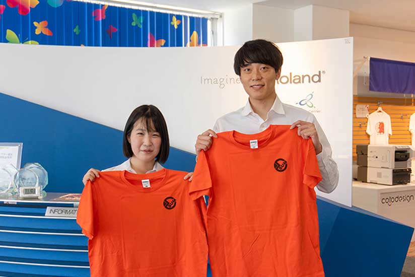 Shizuoka University Motors team members produced T-shirts using the VersaSTUDIO BT-12 direct-to-garment printers.