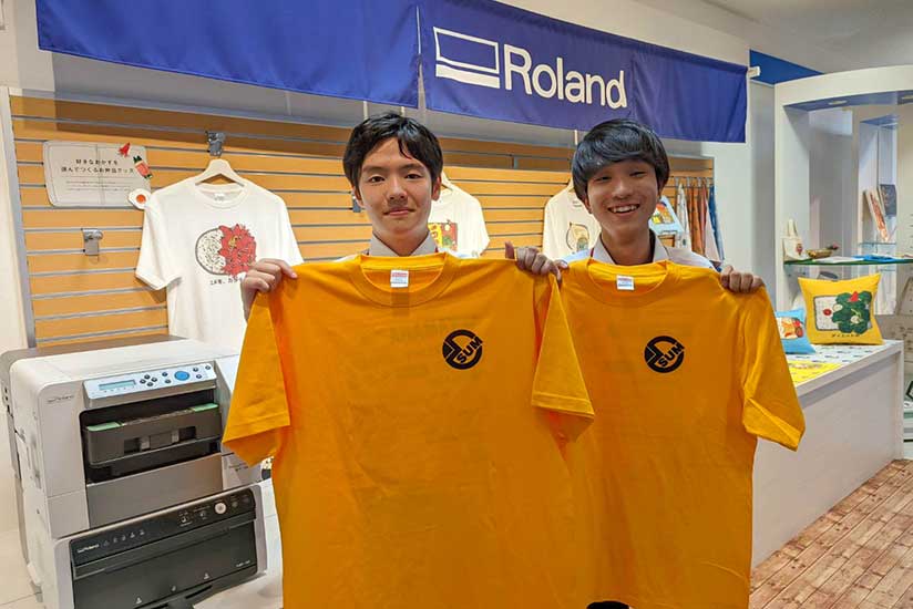 Shizuoka University Motors team members produced T-shirts using the VersaSTUDIO BT-12 direct-to-garment printers.