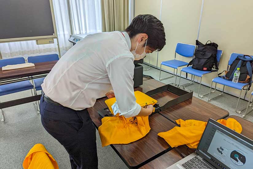 Shizuoka University Motors team members produced T-shirts using the VersaSTUDIO BT-12 direct-to-garment printers.