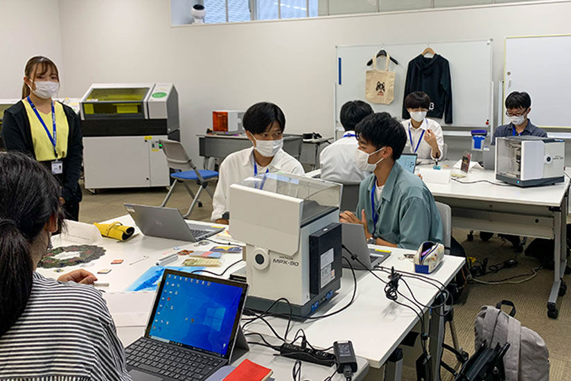 Workshop for printing photos on key holders with UV printers and photo impact printers