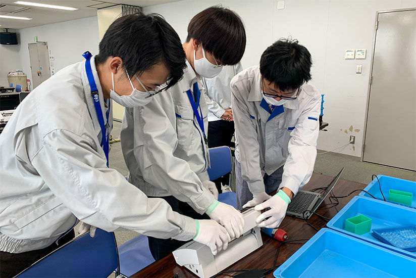 A session for tearing down and assembling desktop vinyl cutters