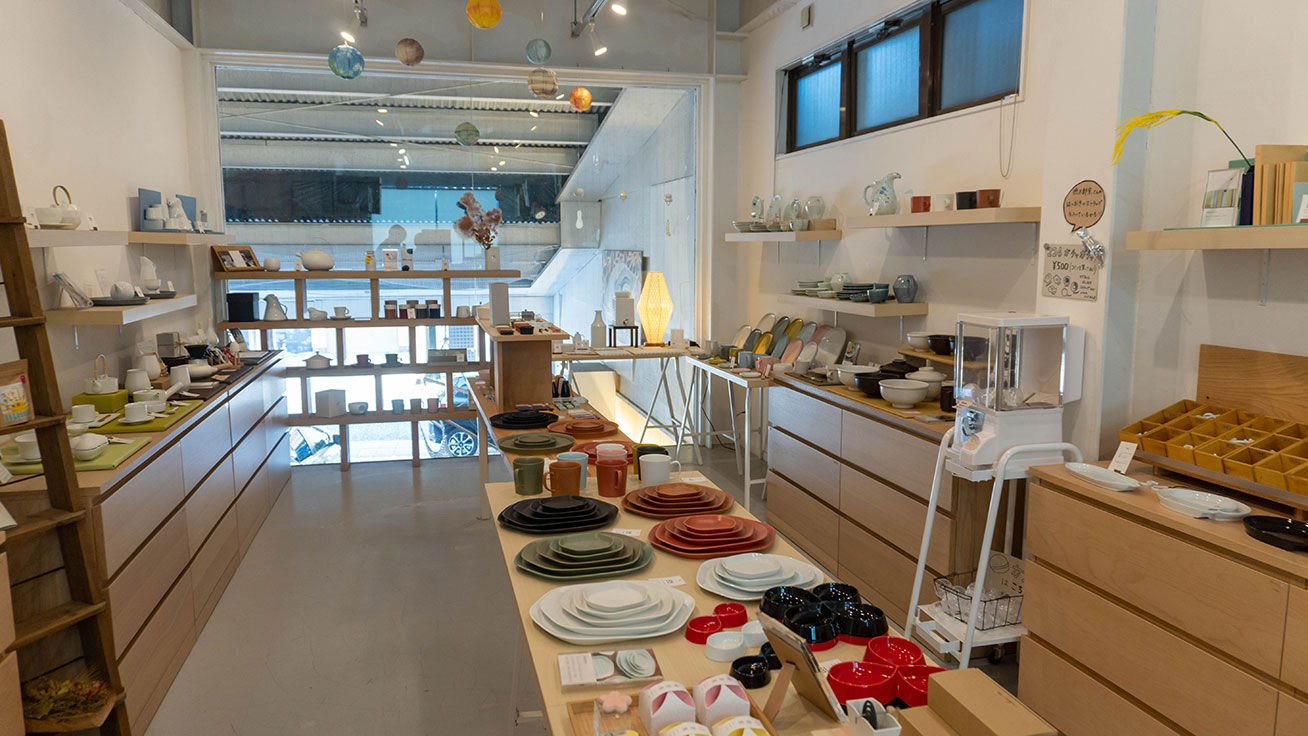 嬉野温泉街にある224porcelainの直営店は人気の観光スポットに