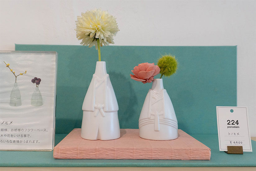 Flower vases designed as a royal lord and lady.