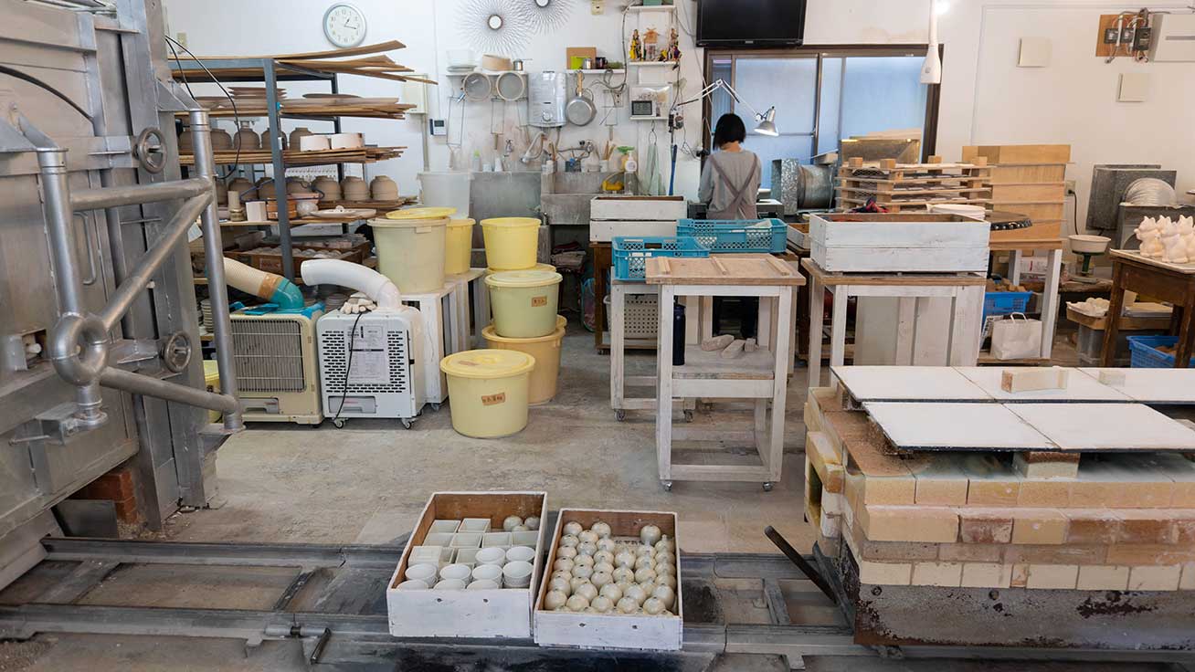 スタジオでできた作品は、車で数分の場所にある窯へ