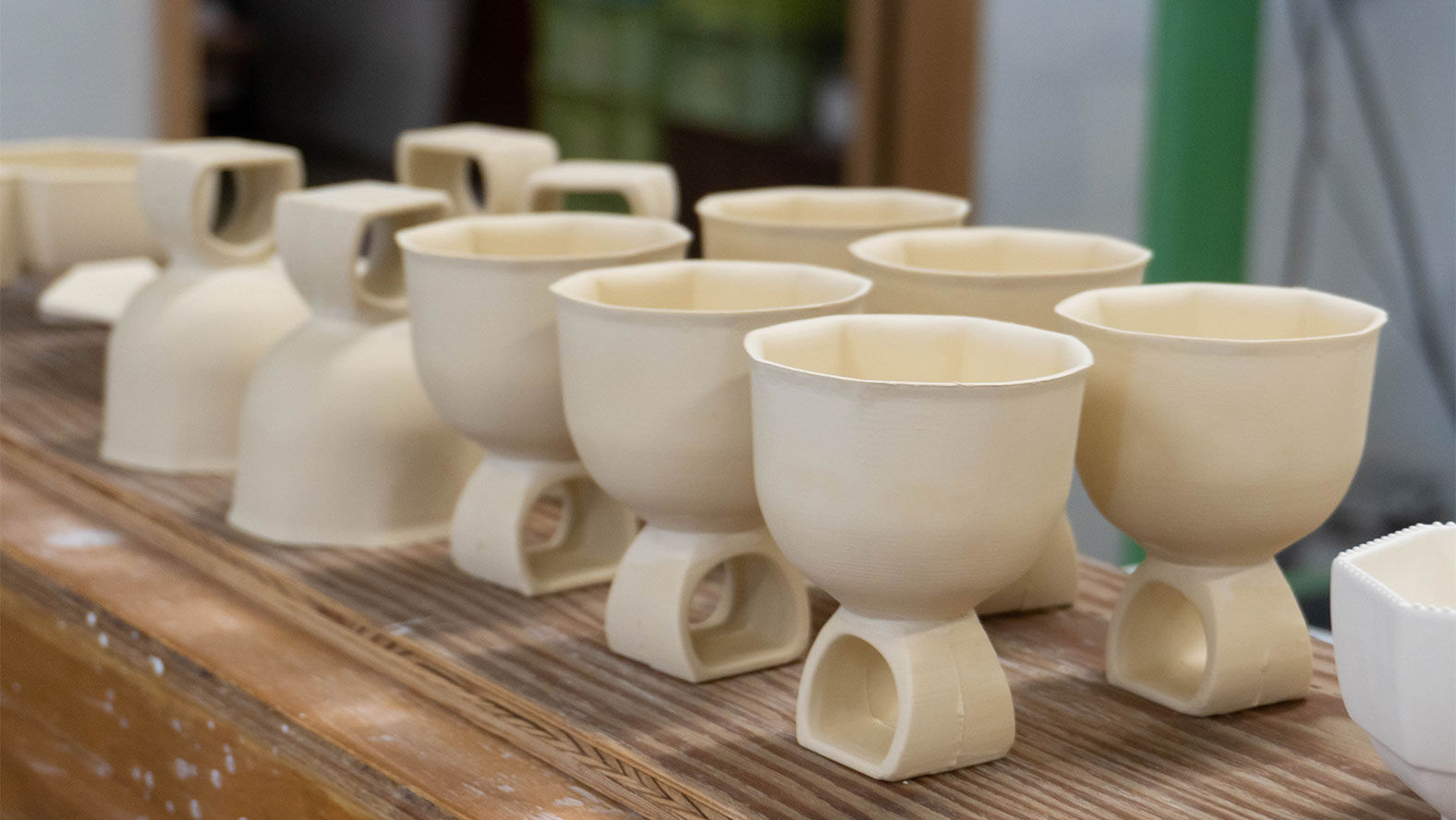 製作中の224porcelainの酒器