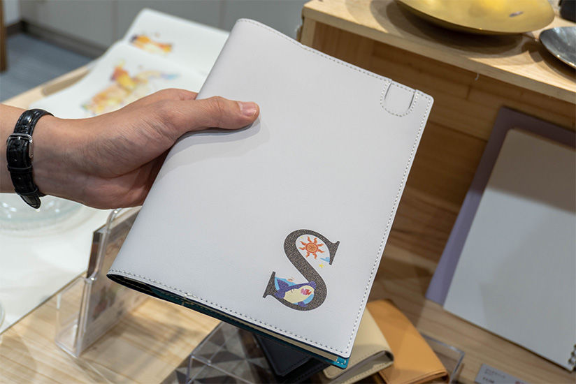 好きなアルファベットを選べるノートカバー