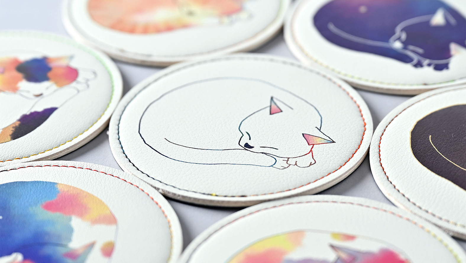 猫のイラストをUVプリントしたSobagniのコースター