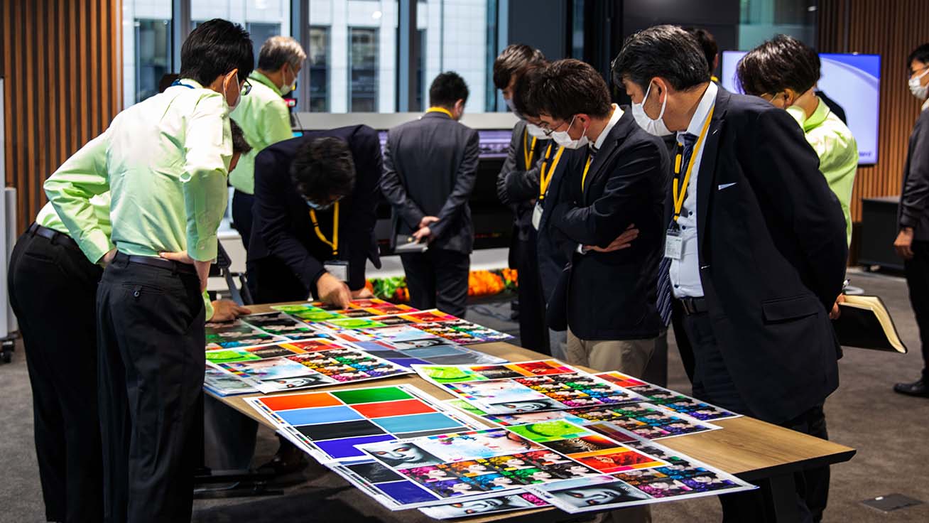 印刷サンプルに熱い視線が注がれました