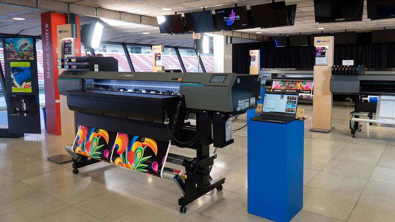 The AP-640 resin printer(foreground), UV printers, eco-solvent printers, and a wide range of applications were showcased at the event.