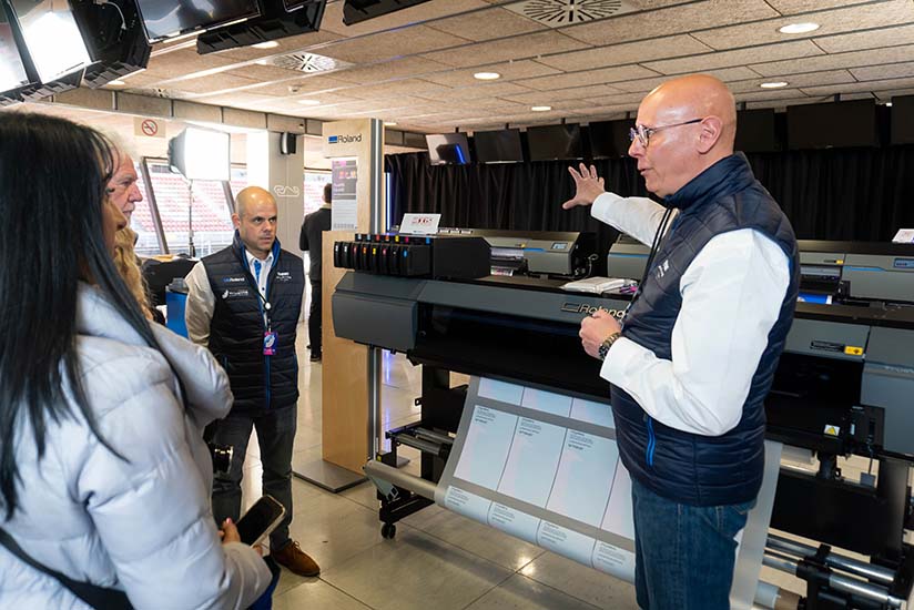 Demonstration of the LG-640 high productivity UV printer/cutter