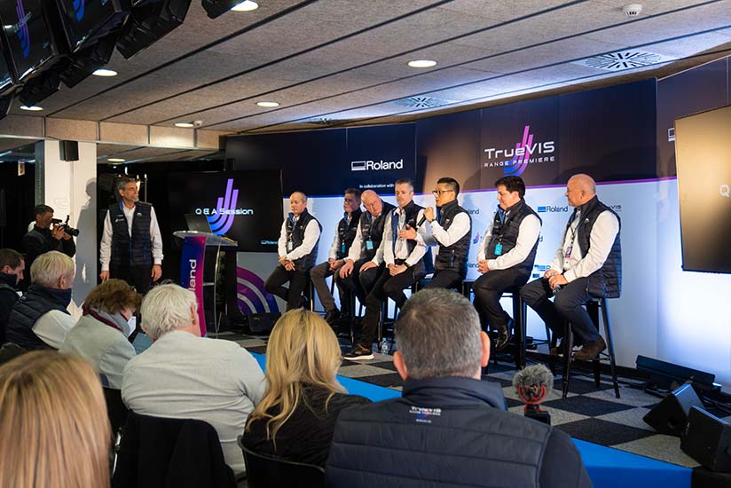 President Tanabe and other panelists appeared on stage.