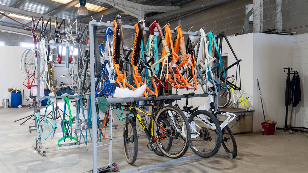 工房には製作中の自転車が並ぶ
