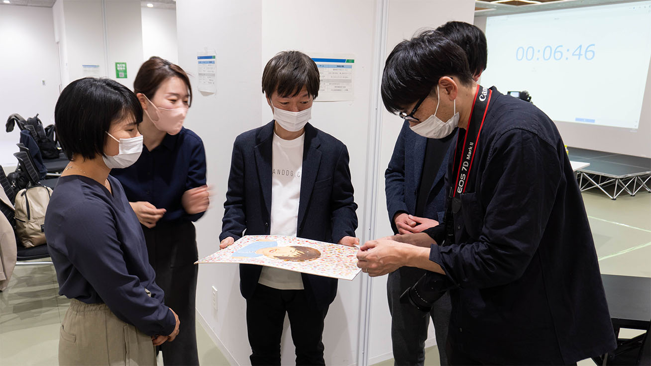 実際の思い出の品とミニチュアが参加者の注目を集めました