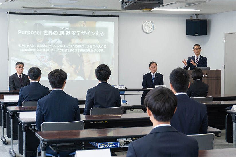 挨拶に立った社長の田部