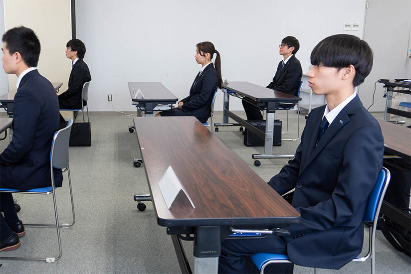 緊張した面持ちで式に臨んだ新入社員