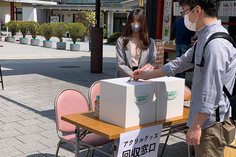 Participants bringing acrylic products for collection