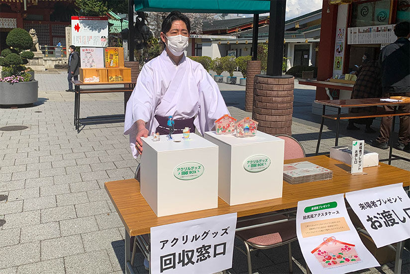 Praying for the success of recycling efforts at Kanda Shrine