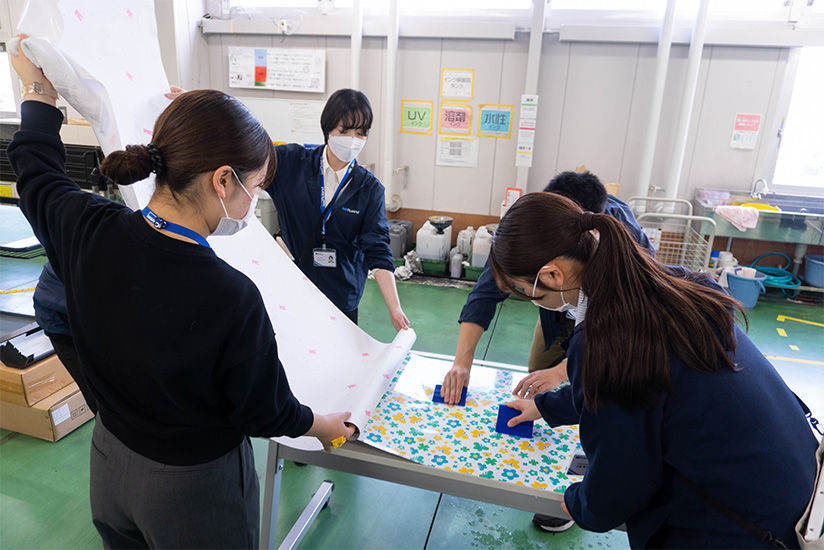 チームで協力してテーブルの施工に挑戦