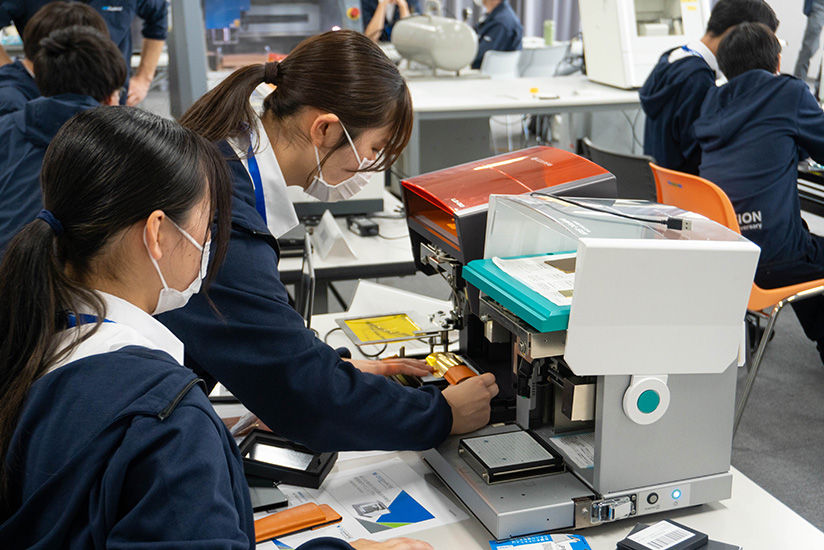 2人1組でレーザー箔転写機やメタルプリンターの操作を体験