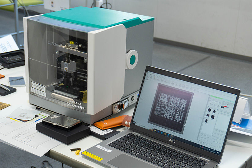 Decorating aluminum card cases, business card holders, and mechanical pencils with the photo impact printer that can imprint on metallic items