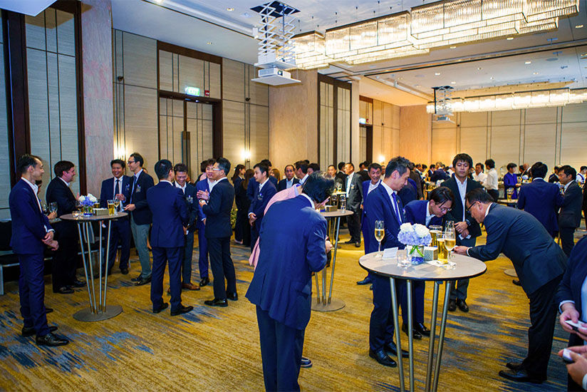 The event proceeded in a relaxed atmosphere.