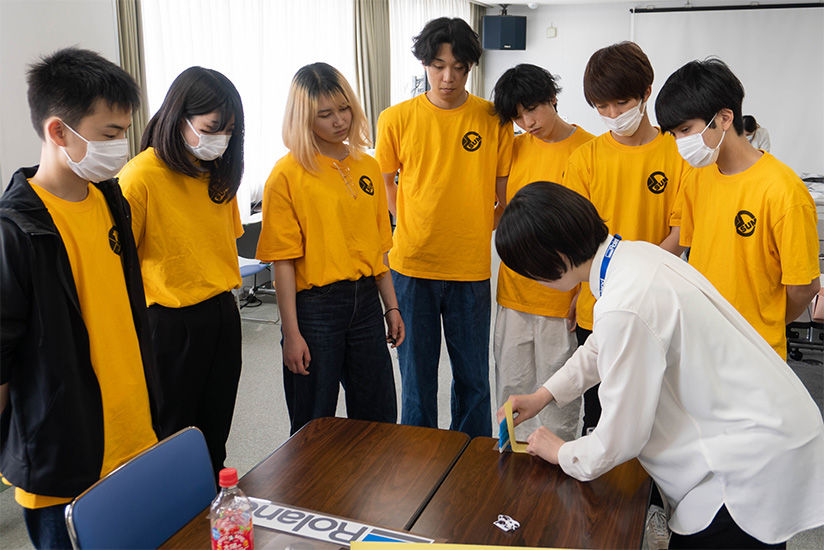 Instructor’s demonstration of applying transfer sheets after printing and cutting.