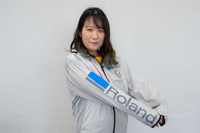 In addition to the SUM logo, the Roland DG logo was also printed on uniforms.