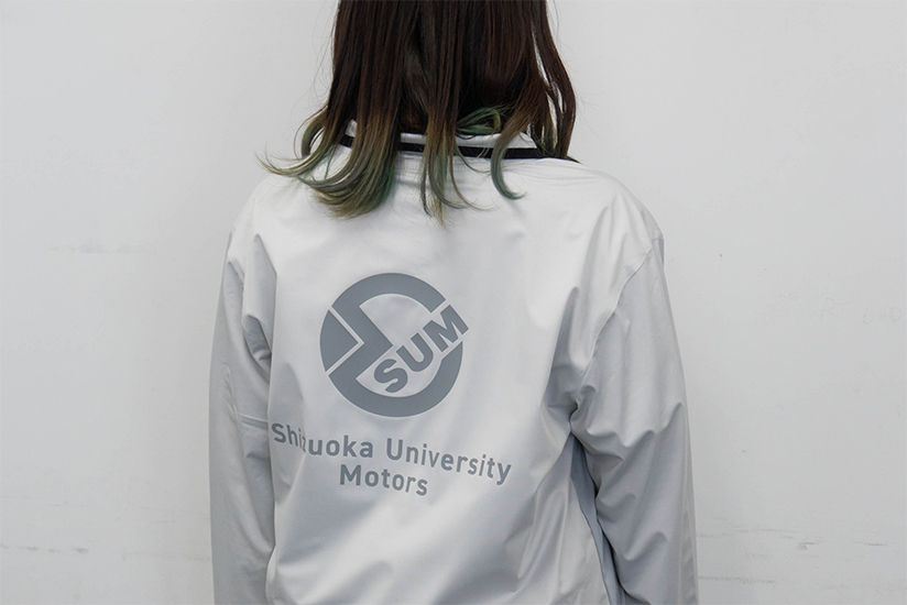 Members’ special team uniforms featured a gray color coordinated with the logo.