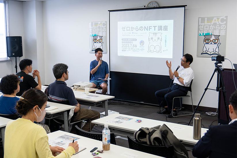 A discussion with Roland DG’s Executive Managing Director Ogawa (right)