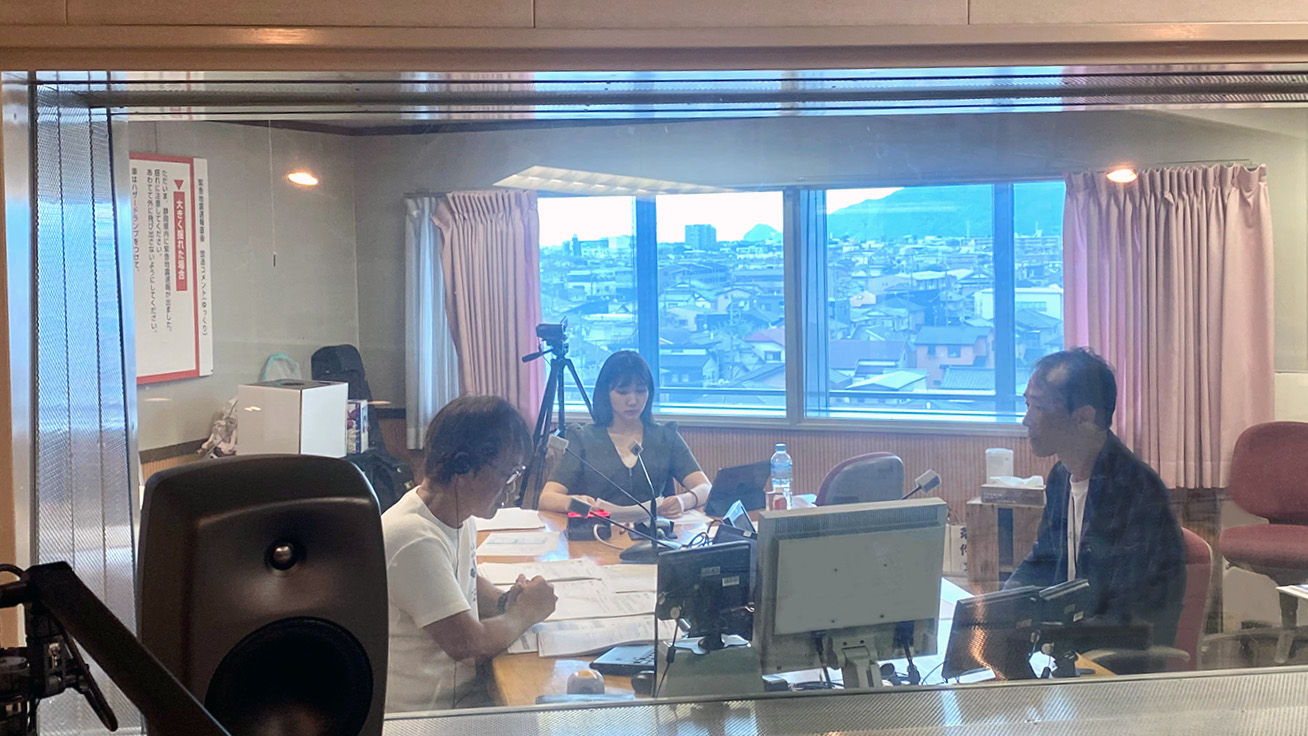 ラジオ出演中のスタジオの様子