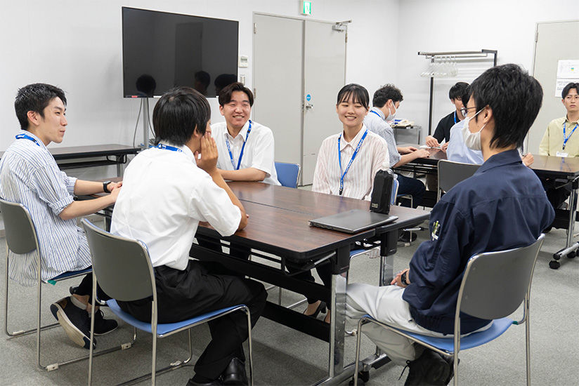 先輩社員と座談会