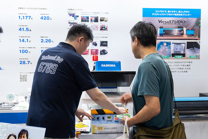 BN-20Dで製作した当社証券コード入りスタッフポロシャツ