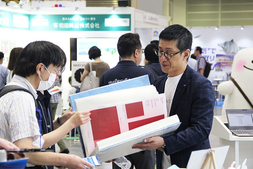 Tanabe personally explained product benefits to individual investors.