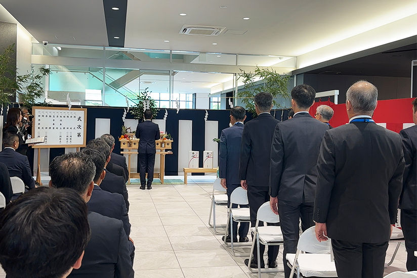 セレモニー中弊社役員が起立