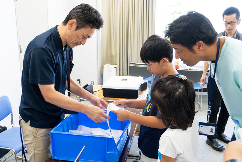 パウダーをのせる工程を体験