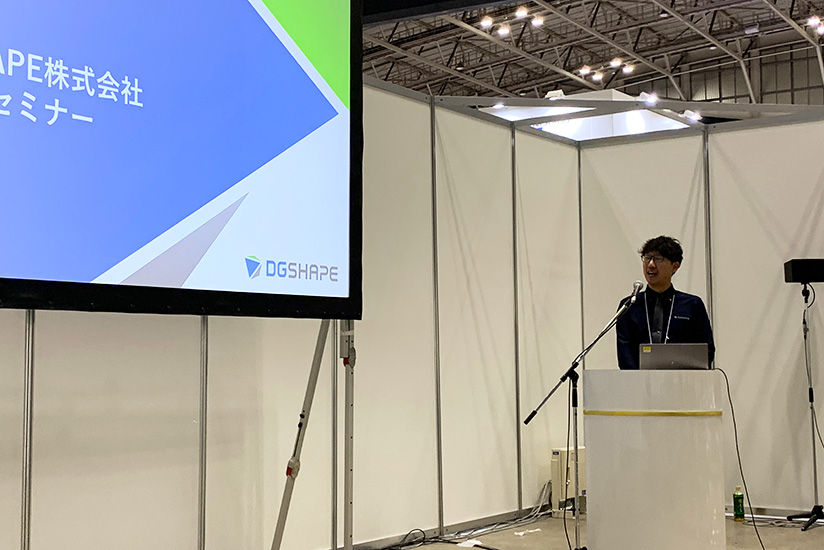 Yoshioka in charge of the seminar