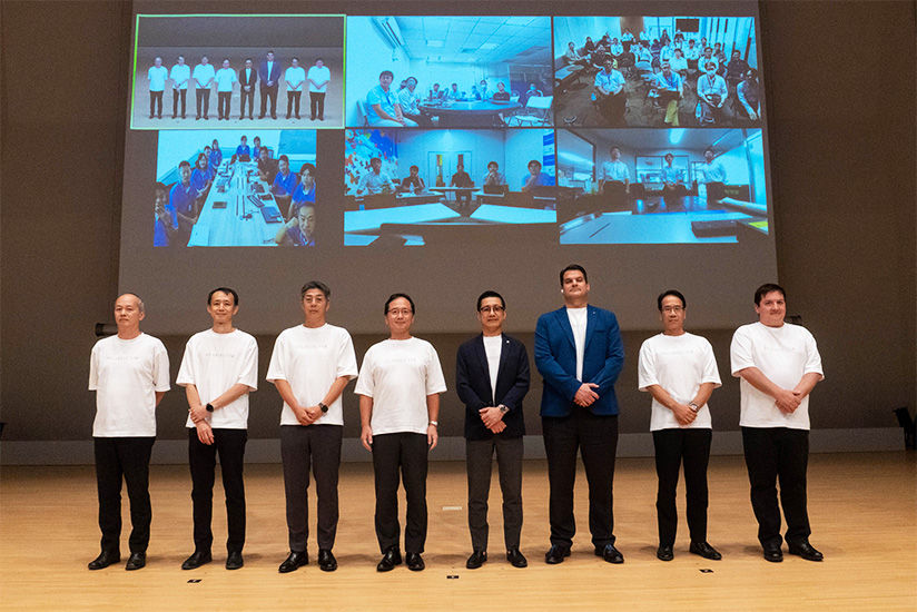 Commemorative photo of participants from other locations and corporate executives