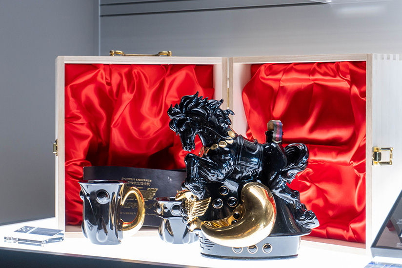 “Fist of the North Star” motif sake bottle by 224porcelain