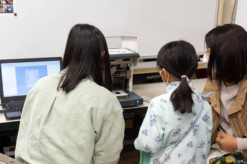 マーキング作業に見入る様子