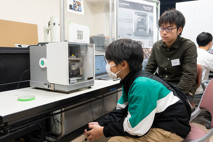 マーキング作業に見入る様子