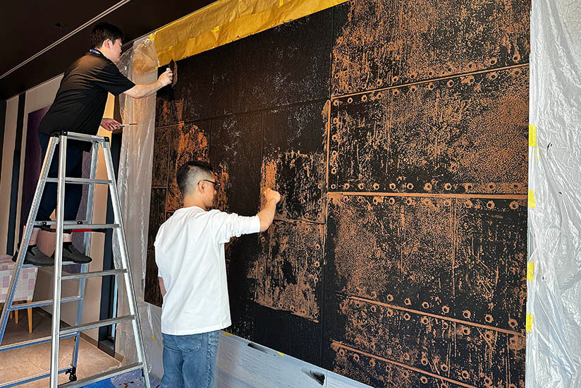 Employees and President Tanabe participate in the painting work