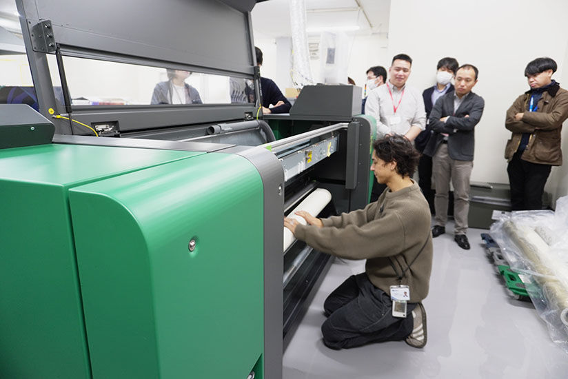 Demonstrating the setting of printing media on the Dimensor S