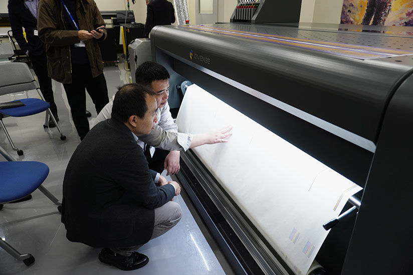 出力されたメディアを間近に観察