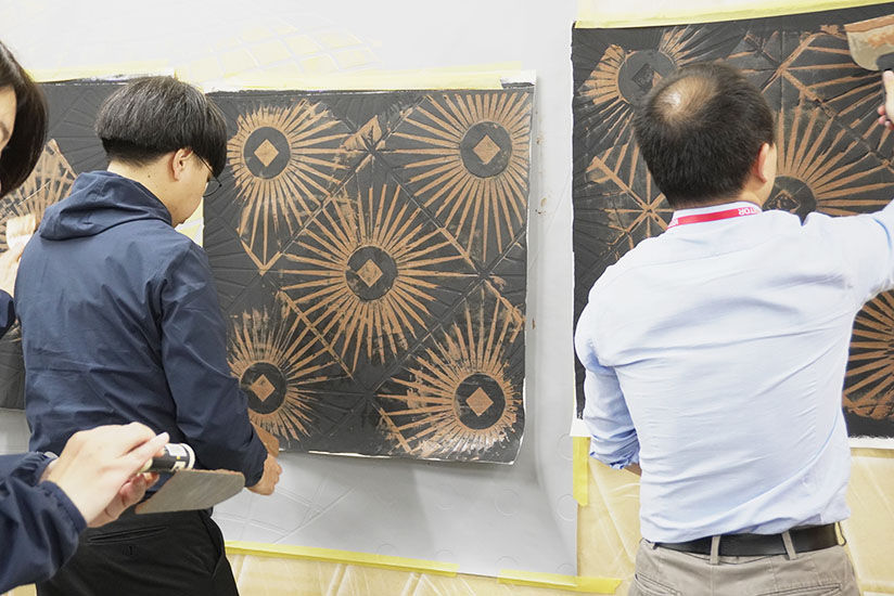 塗料を塗っている様子