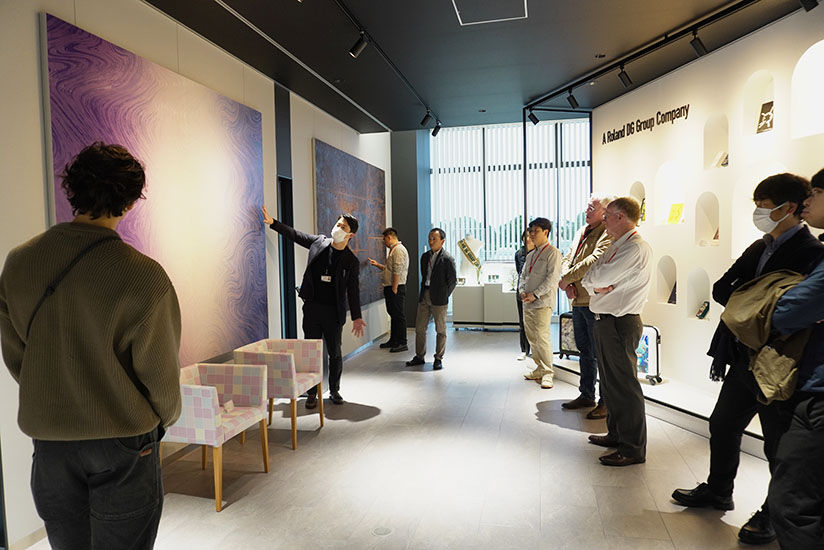 カラー印刷とエンボス加工を組み合わせた作品を紹介